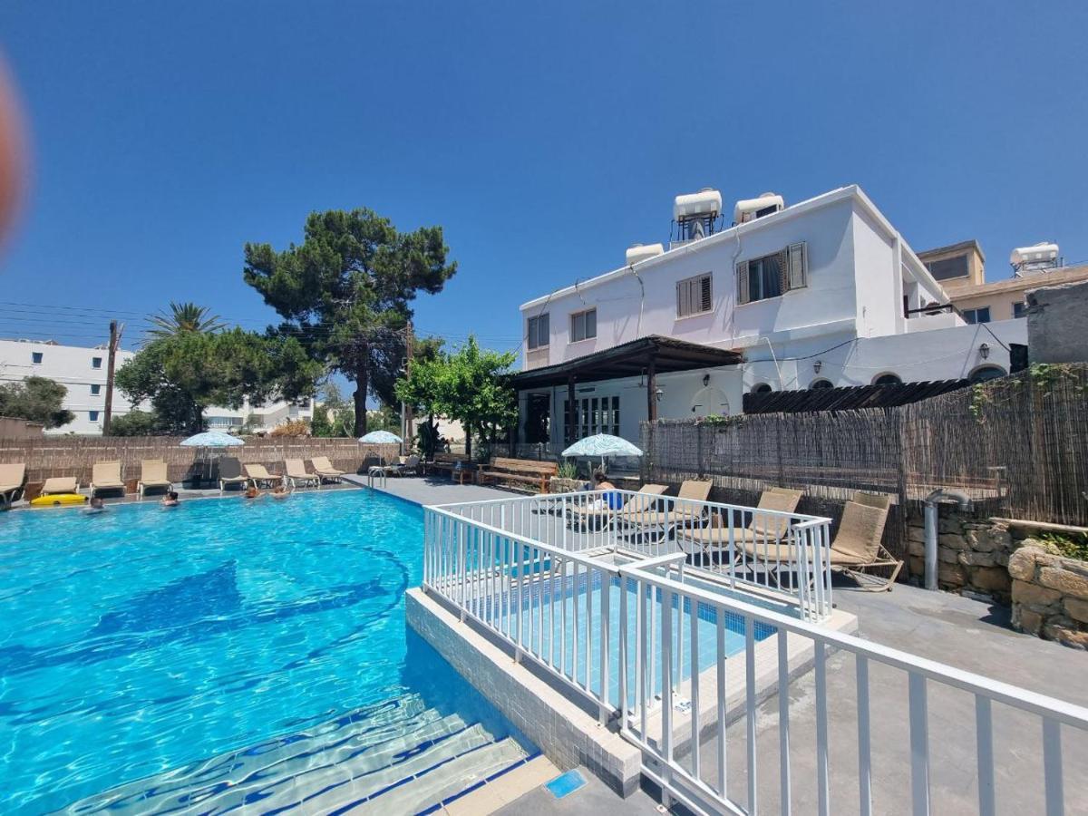 Nereus Hotel Пафос Екстериор снимка