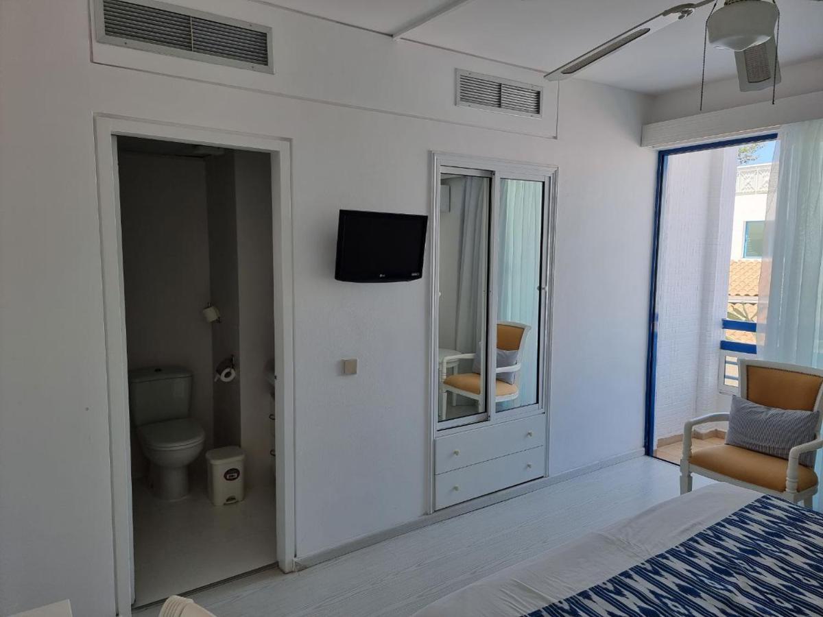 Nereus Hotel Пафос Екстериор снимка